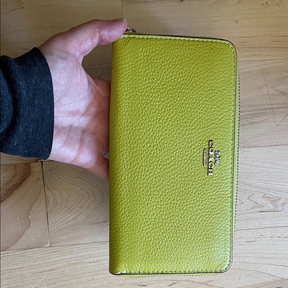 NWT Coach Key Lime Green Pebbled Zip Wallet with Gold Logo